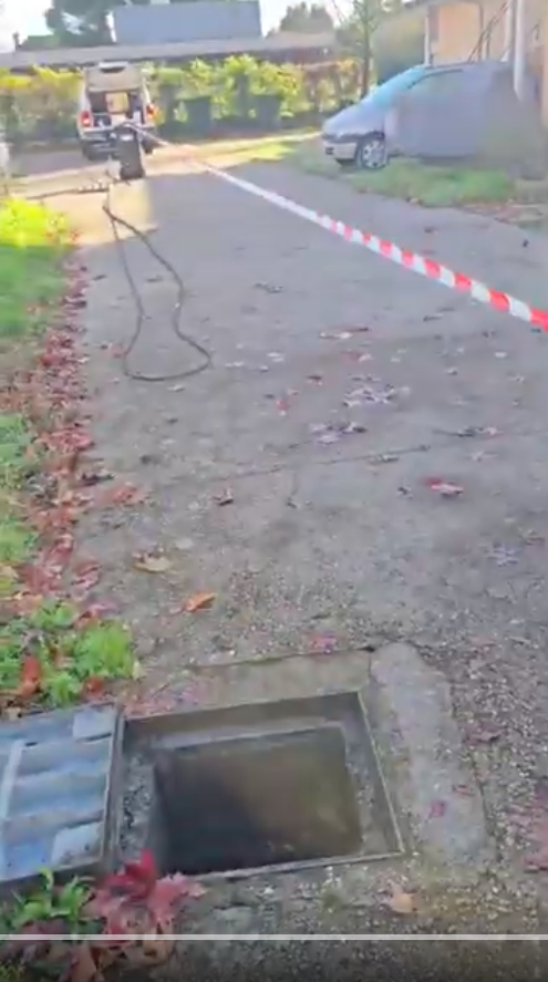 Débouchage canalisation eaux usées avec camion à haute pression Débouchage canalisation eaux usées avec camion à haute pression