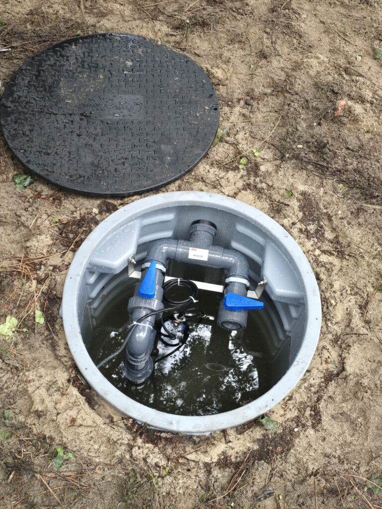 Installation station de relevage pour pomper les eaux usées vers le tout-à-l’égout Installation station de relevage pour pomper les eaux usées vers le tout-à-l’égout
