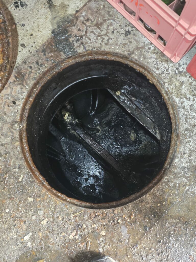 Vidange bac à graisse 4m³ à lormont restaurant Ruixin Vidange bac à graisse 4m³ à lormont restaurant Ruixin